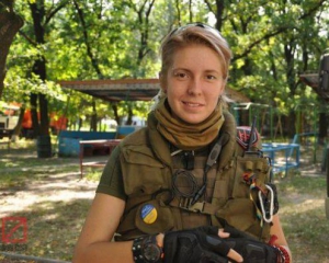 Волонтерка Яна Зінкевич вийшла з літака власними ногами