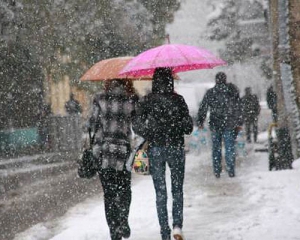 На суботу в Україні прогнозують дощ і мокрий сніг