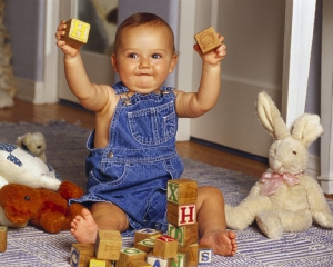 8 веселых способов научить малыша играть самостоятельно