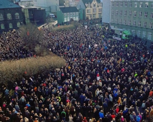 В Исландии тысячи людей требуют отставки премьера из-за причастности к оффшорам