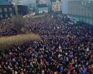 В Исландии тысячи людей требуют отставки премьера из-за причастности к оффшорам
