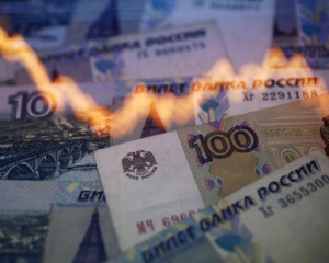 Рубль скочується до рекордних показників