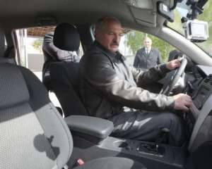 Лукашенко пересадить чиновників до зібраних у Білорусі автомобілів