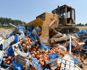У Криму окупанти знищили 2 тонни продуктів