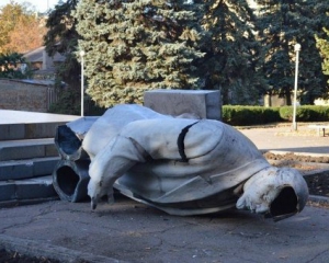 794 меморіальних споруд і пам'ятників комуністичної доби позбавлені статусу пам'яток