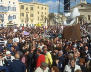 На Мальті тисячі протестувальників вимагали відставки прем&#039;єра через офшори
