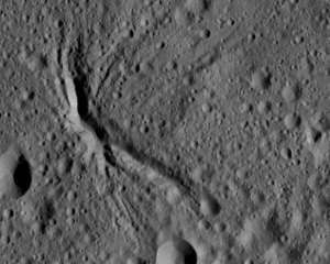 NASA опублікувало знімок загадкового кратера на Церері
