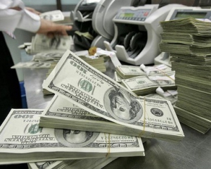 Украинцы в марте активно продавали валюту