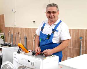 Мастер по ремонту техники ежедневно зарабатывает 500 гривен