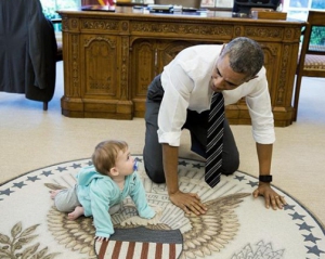Обама ползал по полу Белого дома с младенцем