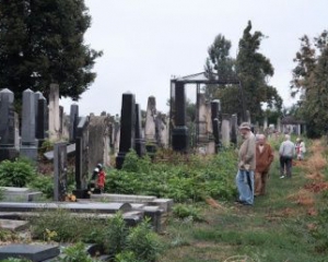 На Донбасі перед Великоднем розміновують кладовища
