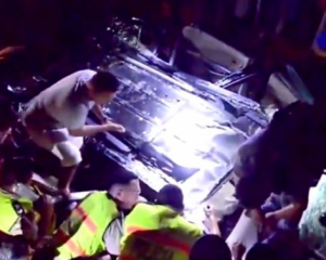 Землетрус в Еквадорі: рятувальники вручну підняли бетонну плиту та витягли з-під неї водія