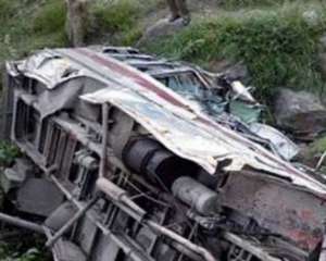 В Индии автобус с 40 пассажирами упал в ущелье