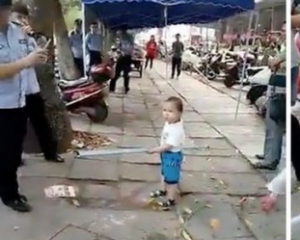 Не чіпайте мою бабусю - маленький хлопчик сталевою трубою відганяв поліцейських від своєї бабусі