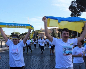 Украинцы посвятили пробег Римским марафоном бойцам АТО