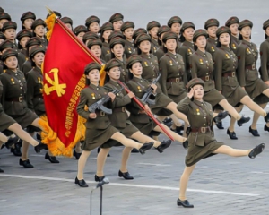 У Північній Кореї ввели заборону на джинси і пірсинг