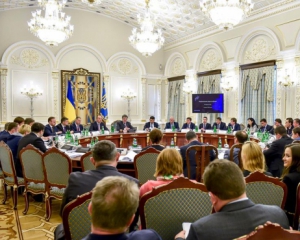 У Порошенка підготували план дій Кабміну на 100 днів