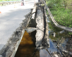 На Полтавщине обвалился железобетонный мост