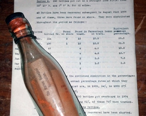 Пенсіонерка знайшла найстарішу пляшку з посланням в світі