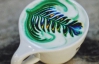 Бариста создает на кофе яркие рисунки