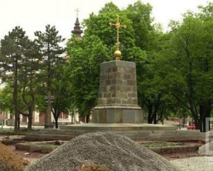 На місці колишнього пам'ятника Леніну знайшли церкву