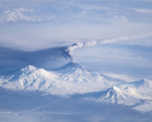 Прокинувся найвищий вулкан Євразії