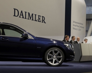 Концерн Daimler обвинили в превышении выбросов выхлопных газов