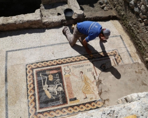 &quot;Веселись, наслаждайся жизнью&quot; - в Турции обнаружили античную мозаику