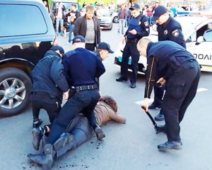 Водій Infiniti влаштував бійку з поліцейськими на столичних Позняках