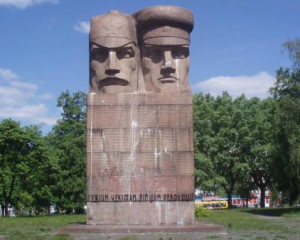 &quot;Азов&quot; сносит памятник чекистам на Лыбидской площади (онлайн)