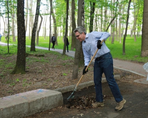 Посол США принял участие в акции уборки парка Нивки