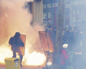 Вследствие протестов во Франции ранены десятки полицейских