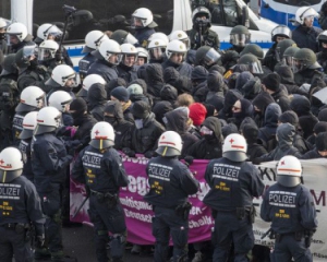 В Штутгарте арестовали 400 манифестантов