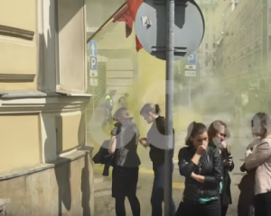 Посольство Украины в Москве забросали фаерами