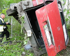 На Тернопольщине упал в пропасть автобус с подростками: двое погибших