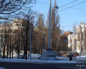 В центре Харькова с памятника похитили герб Украины