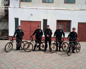 В Тернополе парки патрулирует полиция на велосипедах