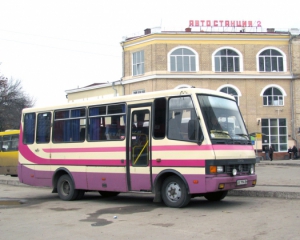 Пенсіонерка випала із автобуса і загинула