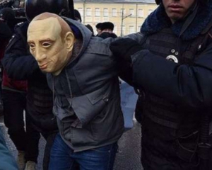В Москве задержали трех активистов в масках Путина