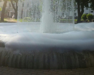 В Киеве хулиганы налили в фонтан моющее средство
