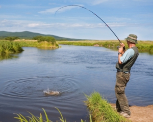 Киянин під час риболовлі витяг гранату з Дніпра