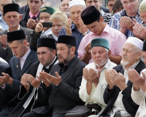 З кримської мечеті озброєні люди вивезли сотню мусульман