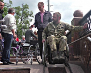 Полтавские депутаты проехали по городу на инвалидных колясках