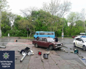 В Одессе авто врезалось в светофор и сбило четырех пешеходов