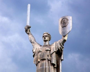 "Батьківщину-матір" в Києві декомунізують цього року