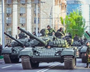 Оккупанты вывели в центр Донецка на парад 45 единиц тяжелой техники