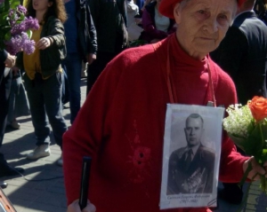 На празднование Дня Победы в Киеве принесли красный флаг и портрет Сталина. Замечены титушки
