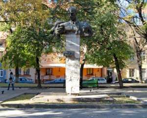 Поліція завадила зруйнувати пам`ятник комуністу у Львові