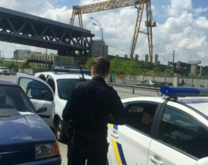 В Киеве с недостроенного моста упал мужчина