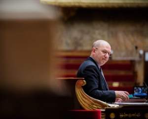 Віце-спікер парламенту Франції подав у відставку через звинувачення у сексуальній агресії